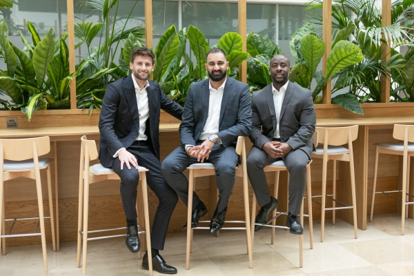 Home Me Mortgages - Happy homeowners with their keys